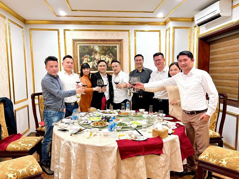 Không gian tổ chức tiệc sang trọng, ấm cúng